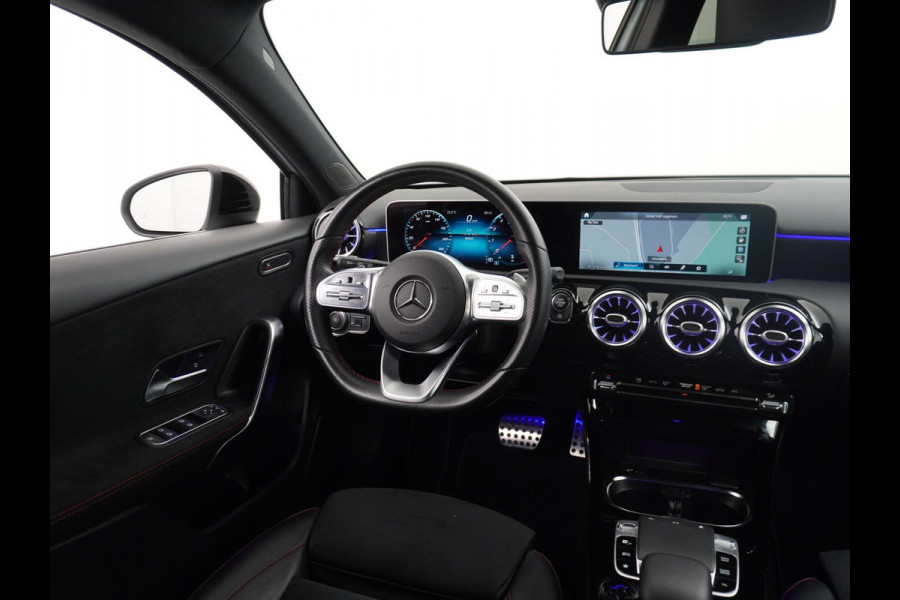 Mercedes-Benz A-Klasse 200 Business Solution AMG Upgrade | CAMERA | STOELVERWARMING | DEALER ONDERHOUDEN