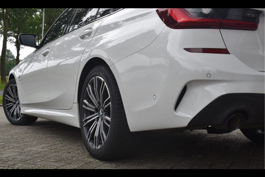 BMW 3 Serie Touring 320e xDrive M-Sport High Exe / Clima / Navi / Ad. Cruise / Camera / Apple CarPlay / Trekhaak