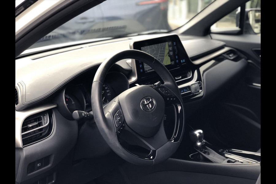 Toyota C-HR 1.8 Hybrid Bi-Tone | Trekhaak, Navigatie, Dodehoekherkenning, Stoelverwarming, 18 inch, Keyless, DAB