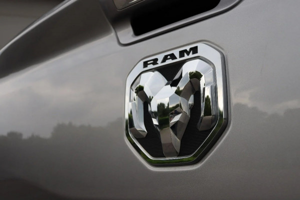 Dodge Ram 1500 5.7 V8 HEMI 4x4 l CREW CAB l BIG HORN l LPG