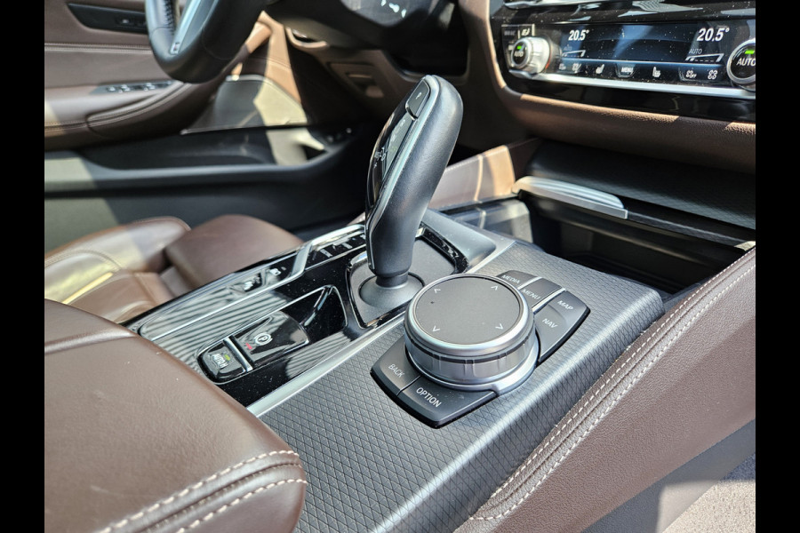 BMW 5 Serie Touring 530e xDrive M Sport 293pk Plug In Hybrid Dealer O.H PHEV | Panodak | Trekhaak af Fabriek | Adaptive Onderstel |  Luxe Lederen Comfortstoelen Memory | Harman Kardon | Camera | Apple Carplay | Navi Pro |