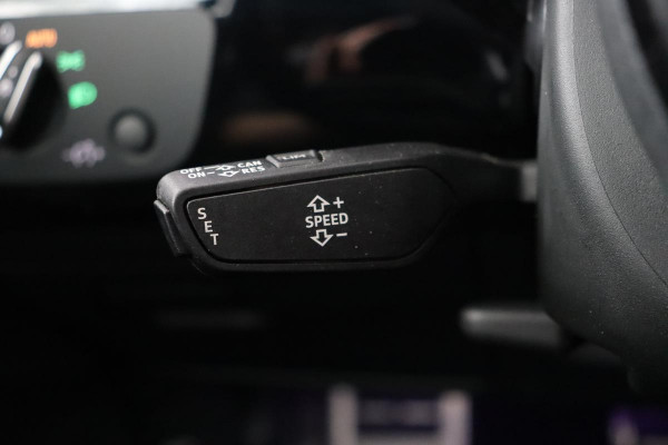 Audi A4 35 TFSI Sport S line Black Edition | Leder | Carplay | Navigatie | Full LED | Sfeerverlichting | Sportstoelen | Climate control | PDC | Cruise control