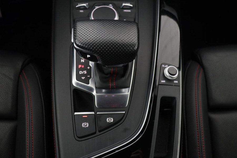 Audi A4 35 TFSI Sport S line Black Edition | Leder | Carplay | Navigatie | Full LED | Sfeerverlichting | Sportstoelen | Climate control | PDC | Cruise control
