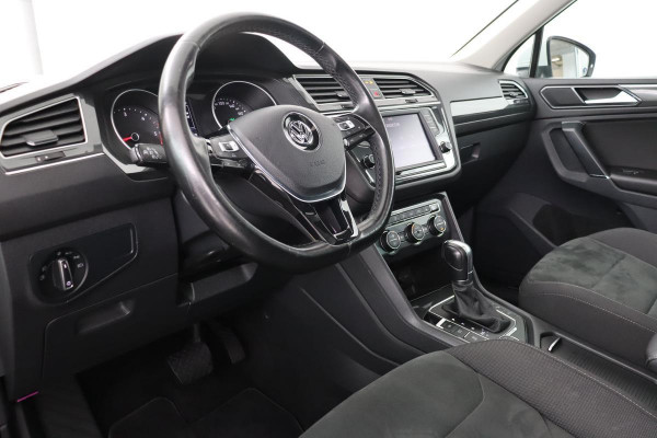 Volkswagen Tiguan 2.0 TDI R-line 4Motion | Panoramadak | Trekhaak | Stoelverwarming | Camera | Navigatie | Adaptive cruise | Full LED