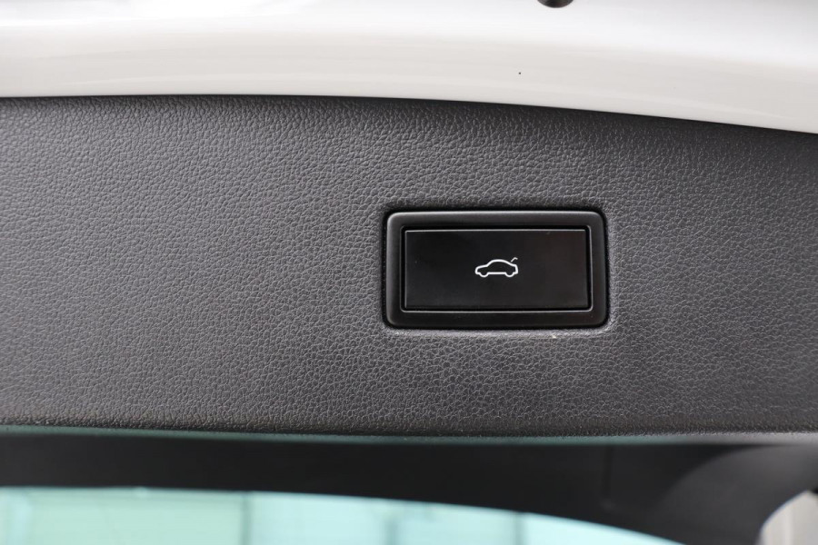 Volkswagen Tiguan 2.0 TDI R-line 4Motion | Panoramadak | Trekhaak | Stoelverwarming | Camera | Navigatie | Adaptive cruise | Full LED