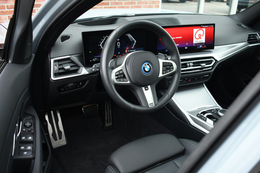 BMW 3 Serie Touring 330e M-Sport Pano HUD Brooklyngrau Leder Adp-onderstel Camera