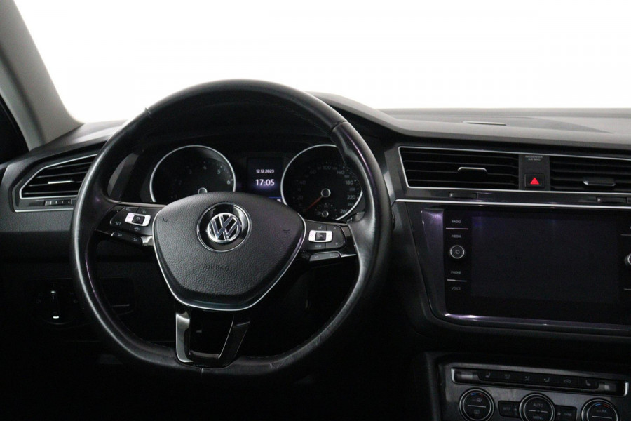 Volkswagen Tiguan 1.5 TSI ACT Comfortline Business (PANORAMADAK, STOELVERWARMING, TREKHAAK UITKLAPBAAR, CARPLAY, 1e EIGENAAR)