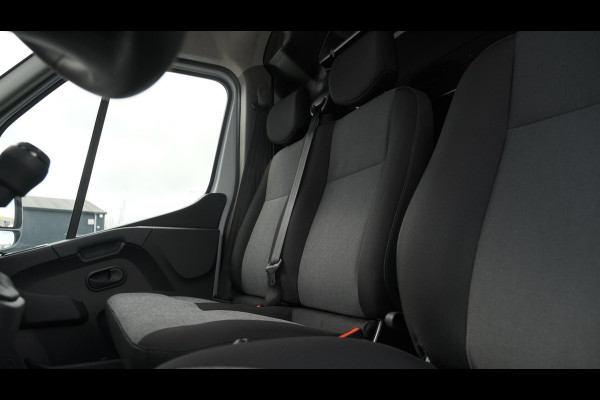 Renault Master T35 2.3 dCi 150 L2H2 Comfort | Eind Juli Leverbaar | Navigatie | Parkeersensoren | Airco | Cruise Control | Vloerplaat In Laadruimte