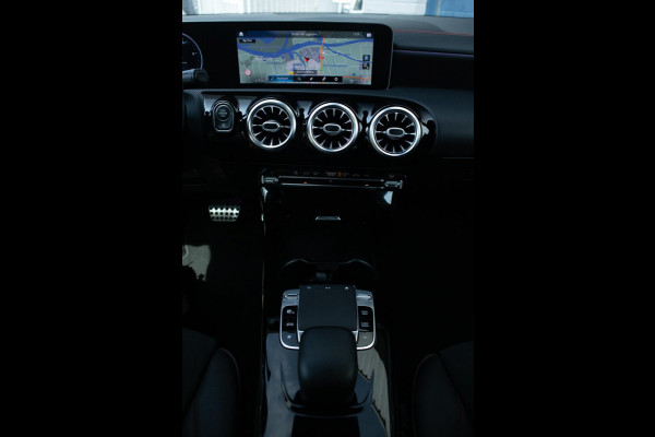 Mercedes-Benz CLA-Klasse 180 Business Solution AMG Widescreen ambient lighting
