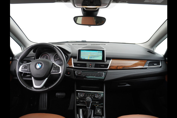 BMW 2 Serie Active Tourer 225xe AUT.8 225pk PanoDak Leer X-drive 4WD Navi-Pro 18" Park-Assist PDC-A+V Keyless Connected-Drive Elektr.A-Klep  Licht+RegenSensor Houtlook-inleg Priv.-Glas  BMW-Dealer-onderhouden! 43000 nieuw!