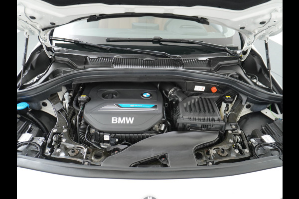BMW 2 Serie Active Tourer 225xe AUT.8 225pk PanoDak Leer X-drive 4WD Navi-Pro 18" Park-Assist PDC-A+V Keyless Connected-Drive Elektr.A-Klep  Licht+RegenSensor Houtlook-inleg Priv.-Glas  BMW-Dealer-onderhouden! 43000 nieuw!