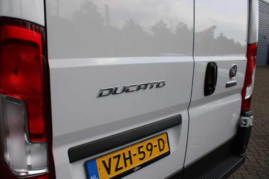 Fiat Ducato 33 2.2 MultiJet 140PK L3H2 | ACHTERUITRIJ CAMERA | APPLE CARPLAY/ANDROID AUTO | CRUISE CONTROL | 3-ZITS | CLIMATE CONTROL | NIEUWE BUS! | DODEHOEK DETECTIE | NIEUW MODEL JAAR! |