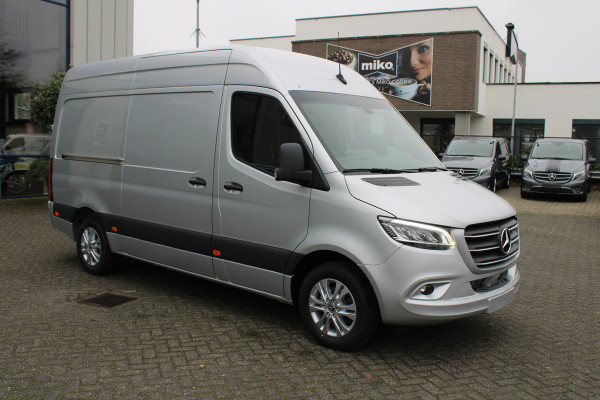 Mercedes-Benz Sprinter 319 CDI L2H2 RWD 3500 kg trekhaak, MBUX 10.25 met parkeer pakket en camera, LED, Bumpers in kleur