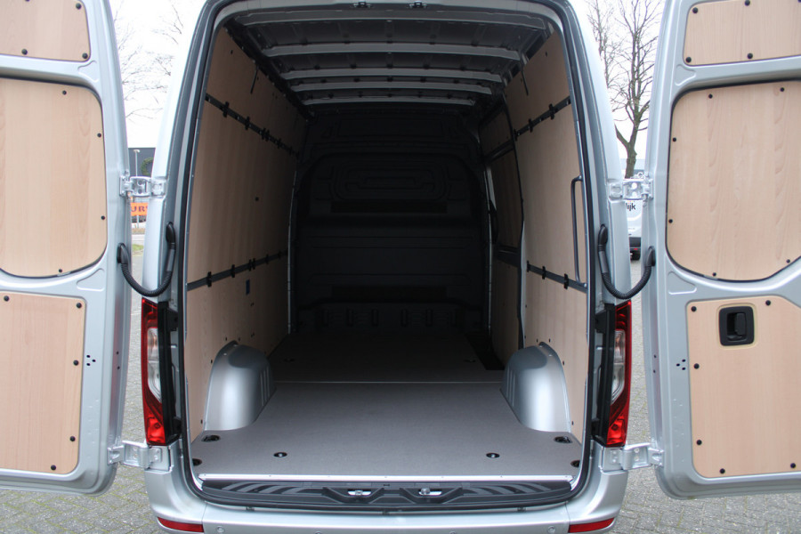 Mercedes-Benz Sprinter 319 CDI L2H2 RWD 3500 kg trekhaak, MBUX 10.25 met parkeer pakket en camera, LED, Bumpers in kleur