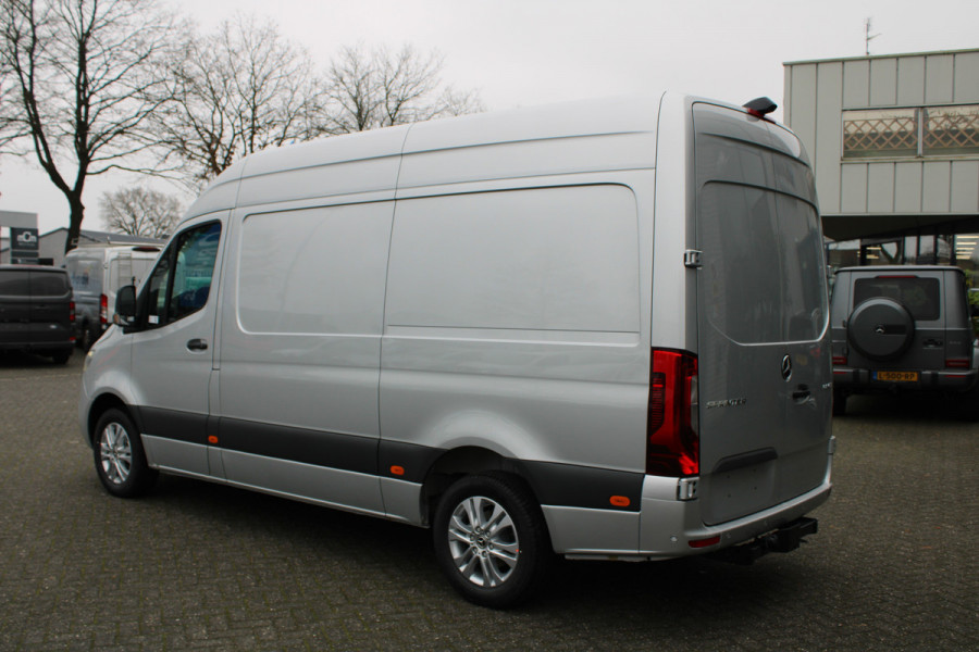 Mercedes-Benz Sprinter 319 CDI L2H2 RWD 3500 kg trekhaak, MBUX 10.25 met parkeer pakket en camera, LED, Bumpers in kleur