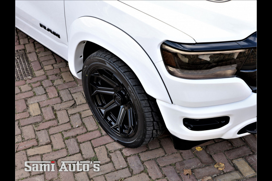 Dodge Ram 1500 LARAMIE NIGHT | BOM VOL | LPG | HUD | VIRTUAL | LUCHTVERING | DEKSEL | PANORAMADAK | BRIGHT WIHTE | 5.7 V8 HEMI 402PK 4x4 | CREWCAB 5 PERSOONS | GRIJSKENTEKEN | VOORRAAD NR 2147 - 4802