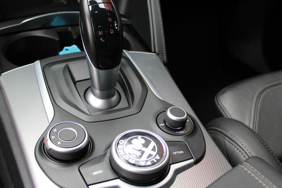 Alfa Romeo Stelvio 2.0 T AWD Super | 20" Velgen | Veloce Interieur | Stoel/stuur verwarming | Trekhaak afneembaar 2000 KG