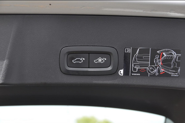 Volvo XC40 T4 190PK Automaat Momentum Keyless entry / elektrische achterklep / semi elektrisch inklapbare trekhaak / achteruitrij camera / parkeersensoren voor en achter /