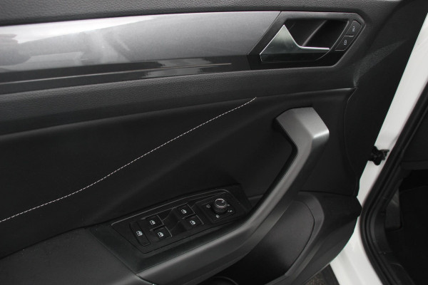 Volkswagen T-Roc 1.5 TSI 150pk DSG Style | Navigatie | Wireless Apple Carplay/Android Auto | Parkeersensoren | Adaptive Cruise Control | Afneembare trekhaak | Stoelverwarming | Massagestoelen | Climate Control