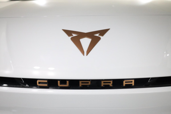 CUPRA Born Essential 62 kWh 204 pk | € 2.000,- aanschafsubsidie |Navigatie via App | Parkeersensoren | Autom. airco | LED koplampen | Lichtmetalen velgen 19"|
