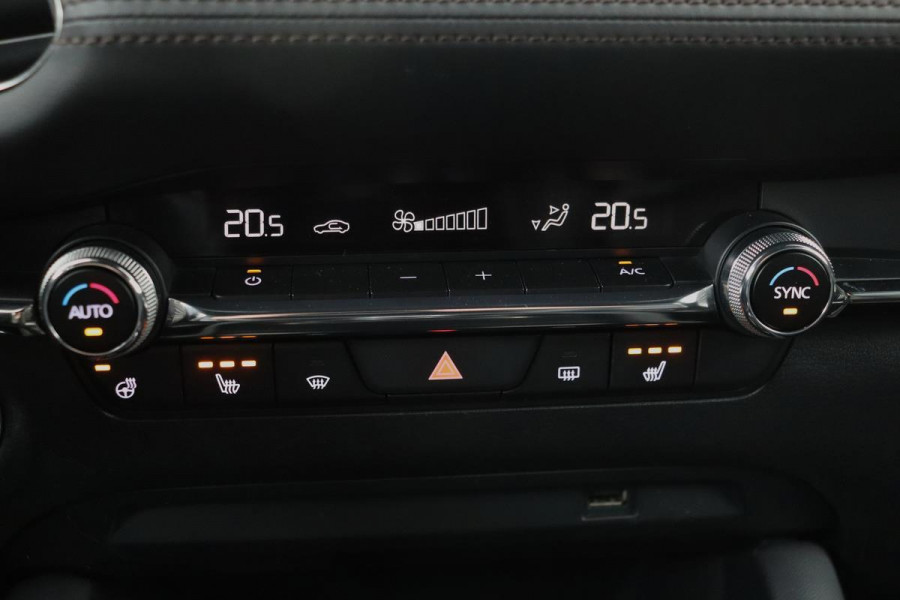 Mazda 3 2.0 e-SkyActive-X Luxury | Leder | Head-Up | Adaptive cruise | Stoel & stuurverwarming | Carplay | Camera | Full LED | Bose | Navigatie | Keyless | Memory | Climate control | DAB | Dodehoek detectie