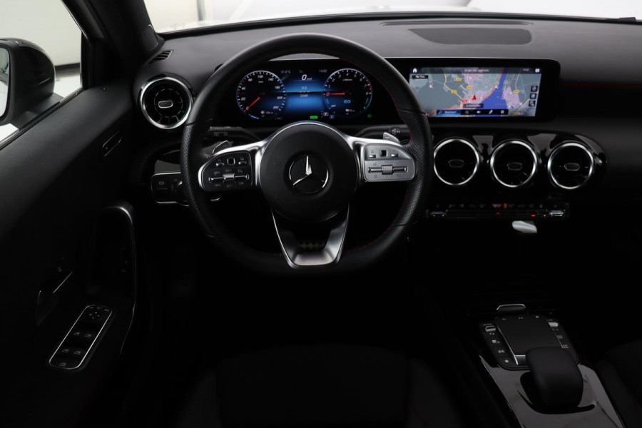 Mercedes-Benz A-Klasse 250e AMG Night | Stoelverwarming | Widescreen | Camera | Navigatie | Park Assist | Full LED | DAB | Half leder