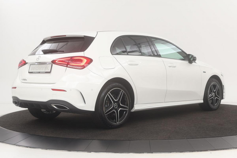 Mercedes-Benz A-Klasse 250e AMG Night | Stoelverwarming | Widescreen | Camera | Navigatie | Park Assist | Full LED | DAB | Half leder