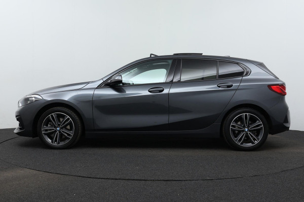 BMW 1-serie 118i Executive Edition Sport (PANORAMADAK, STOELVERWARMING, NAVI, CARPLAY, DIGITALE COCKPIT, DEALER ONDERHOUDEN)