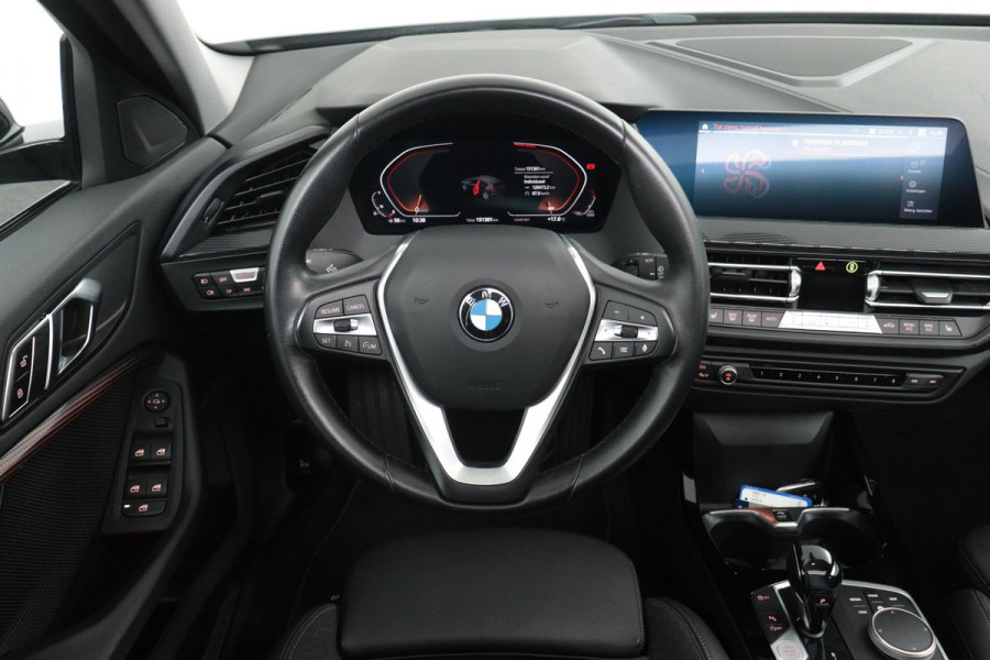 BMW 1-serie 118i Executive Edition Sport (PANORAMADAK, STOELVERWARMING, NAVI, CARPLAY, DIGITALE COCKPIT, DEALER ONDERHOUDEN)