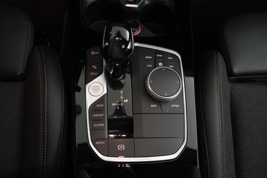 BMW 1-serie 118i Executive Edition Sport (PANORAMADAK, STOELVERWARMING, NAVI, CARPLAY, DIGITALE COCKPIT, DEALER ONDERHOUDEN)