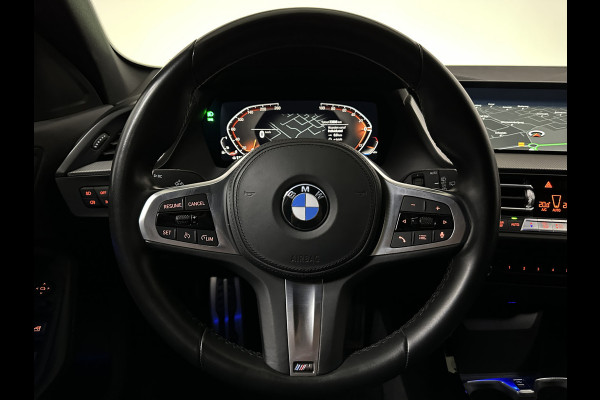 BMW 1-serie 118i M-Sport | Carplay | Sportstoelen | DAB | Navi | Live Cockpit | Cruise Control | Spraakbediening | Zwarte Hemel |