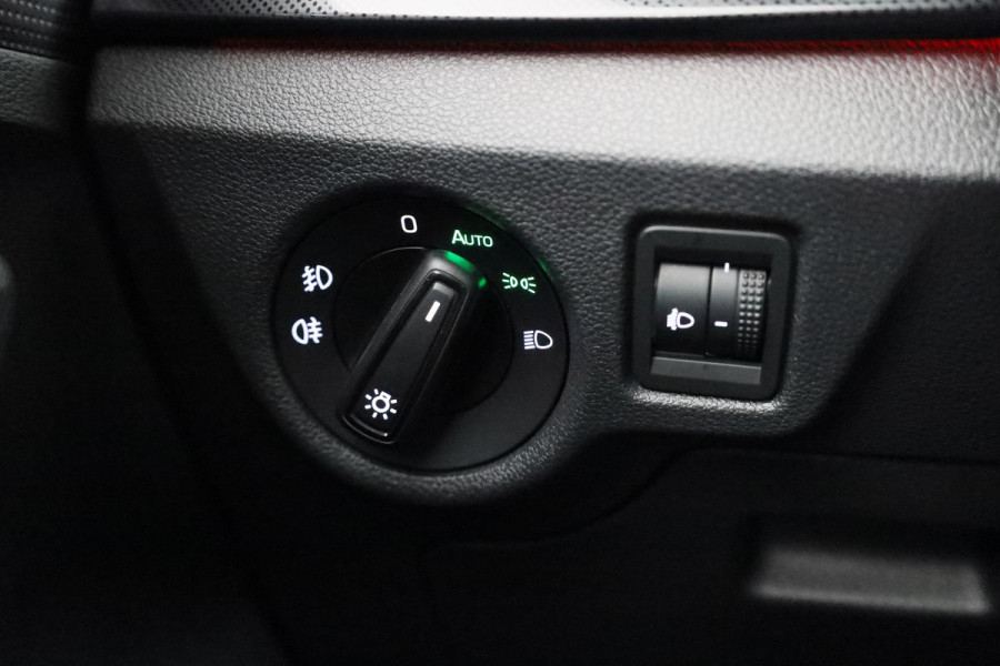 Škoda SCALA 1.0 TSI Sport Business 110 pk | Verlengde garantie | Navigatie via app | Parkeersensoren | LED koplampen | Stoelverwarming |