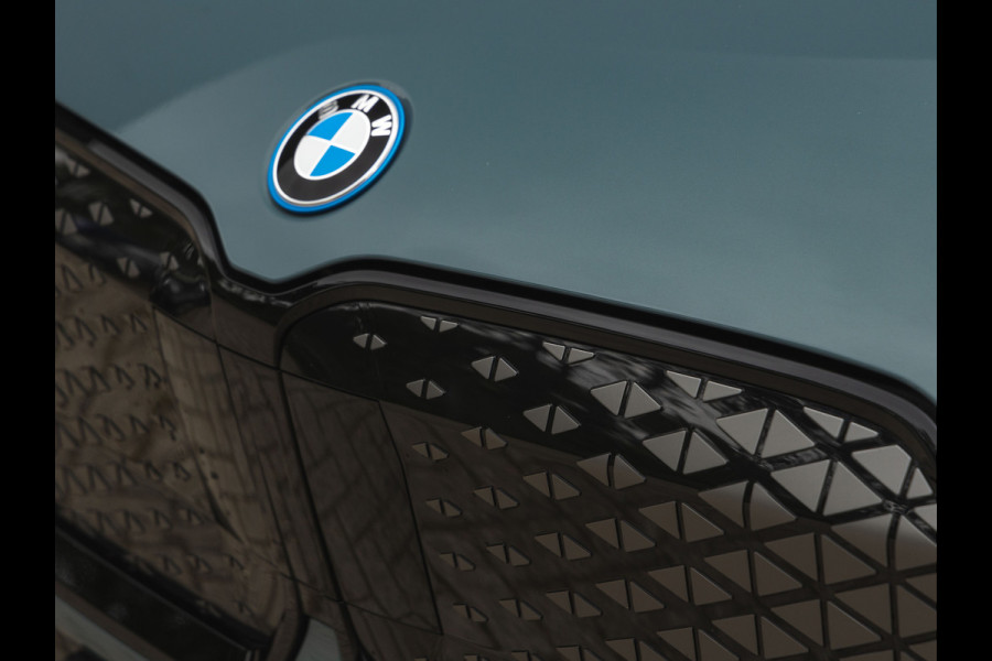 BMW iX1 eDrive20 M-Sport - Stoelverwarming - Camera - Shadow Line