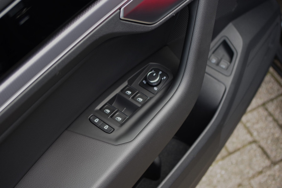 Volkswagen Touareg 3.0 TSI R 4MOTION 463 PK Plug-In Hybride, Panoramadak, Massage, 22" Velgen, Dynaudio, Nachtzicht, Head-Up Display