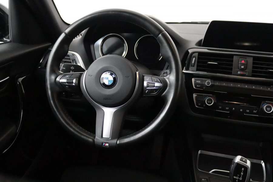 BMW 1-serie 118i Executive Sport Automaat (CRUISE, NAVIGATIE, CAMERA, PDC V+A, NL-AUTO, DEALER ONDERHOUDEN)