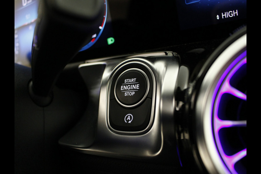 Mercedes-Benz Glb 250 4MATIC Premium | AMG Line | Nightpakket | Panoramadak | Rijassistentiepakket | Nu tijdelijk te financiëren tegen 3,90% rente (actie loopt t/m 15-5-2020)