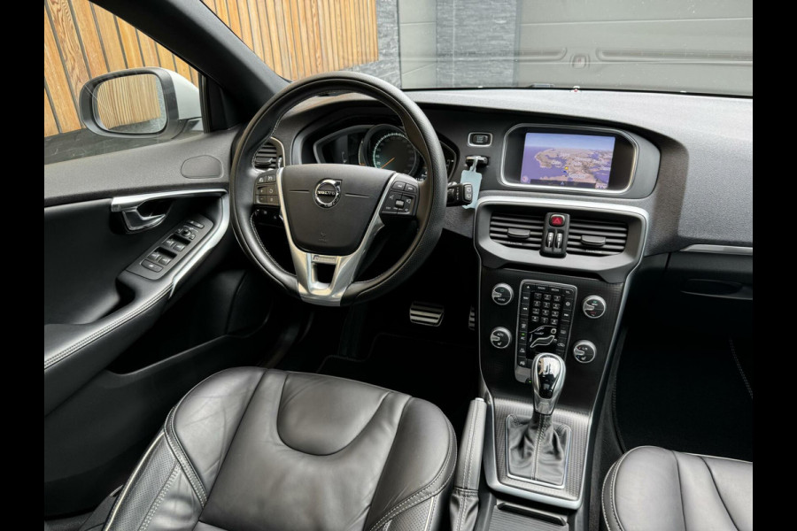 Volvo V40 2.0 T4 R-Design Automaat | Panoramadak | Volleer | LED verlichting | Achteruitrijcamera | Parkeersensoren voor en achter | Desig