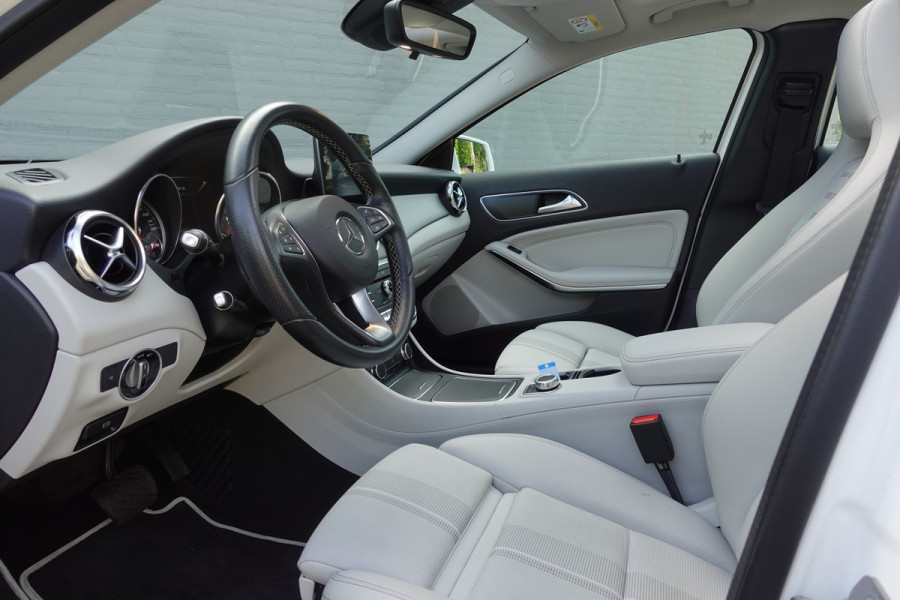 Mercedes-Benz GLA 180 Premium | AUTOMAAT | NAV | PANO/ SCHUIF- DAK | KLAP-TREKHAAK | LED | LAGE KM