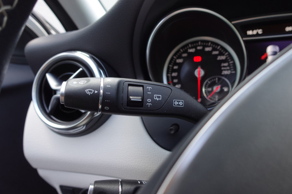 Mercedes-Benz GLA 180 Premium | AUTOMAAT | NAV | PANO/ SCHUIF- DAK | KLAP-TREKHAAK | LED | LAGE KM