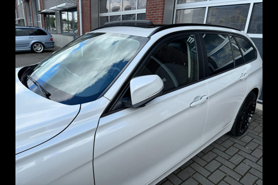 BMW 3 Serie 320i LCI Touring 184PK AUT LED Pano Groot Navi Trekhaak