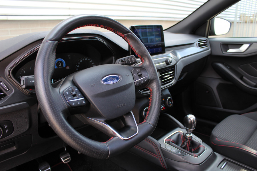 Ford Focus 1.5 EcoBoost 182PK ST Line | Trekhaak | Adaptieve cruise | Panoramadak | Navigatie | B&O | Winterpack