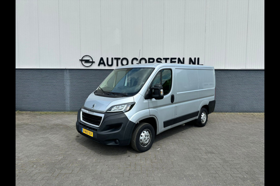 Peugeot Boxer 333 2.0 BlueHDI 111pk3Persoons Airco Camera Trekhaak Schuifdeur-R. Betonplex Lat-Om-Lat Premium CruiseControl ESP Elektr.Spiegel L1H1 vaste wand Stuurbediening-Audio 2.000 kg trekvermogen 300Nm/1750rpm Blue HDI EURO 6 slechts 158g/km Co2