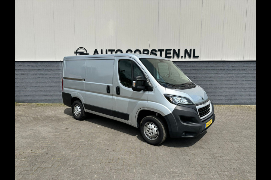 Peugeot Boxer 333 2.0 BlueHDI 111pk3Persoons Airco Camera Trekhaak Schuifdeur-R. Betonplex Lat-Om-Lat Premium CruiseControl ESP Elektr.Spiegel L1H1 vaste wand Stuurbediening-Audio 2.000 kg trekvermogen 300Nm/1750rpm Blue HDI EURO 6 slechts 158g/km Co2