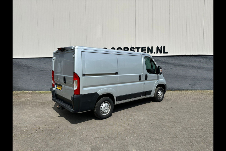 Peugeot Boxer 333 2.0 BlueHDI 111pk3Persoons Airco Camera Trekhaak Schuifdeur-R. Betonplex Lat-Om-Lat Premium CruiseControl ESP Elektr.Spiegel L1H1 vaste wand Stuurbediening-Audio 2.000 kg trekvermogen 300Nm/1750rpm Blue HDI EURO 6 slechts 158g/km Co2