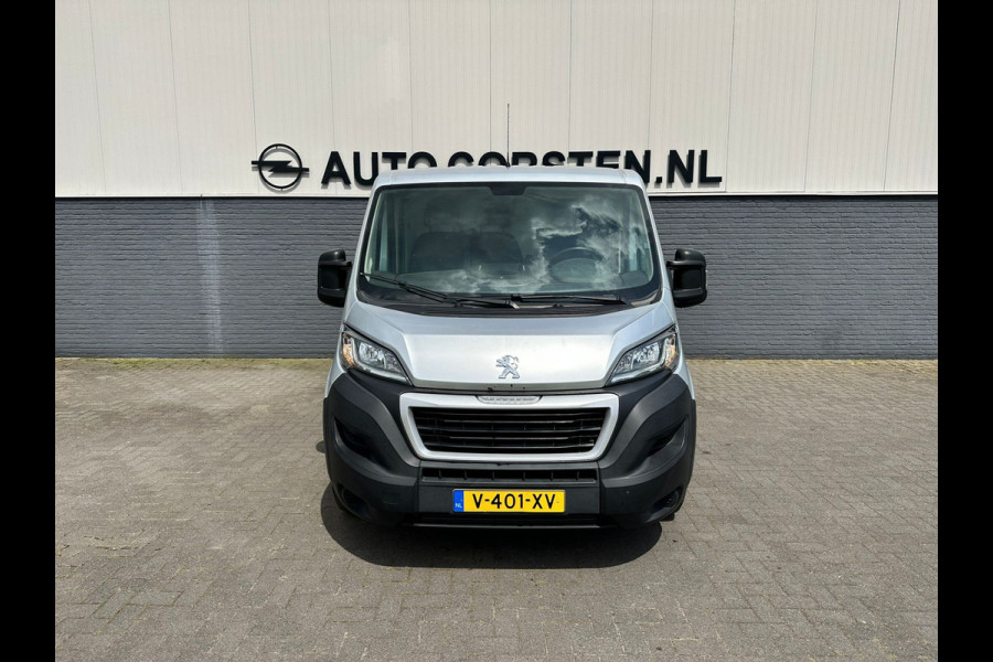 Peugeot Boxer 333 2.0 BlueHDI 111pk3Persoons Airco Camera Trekhaak Schuifdeur-R. Betonplex Lat-Om-Lat Premium CruiseControl ESP Elektr.Spiegel L1H1 vaste wand Stuurbediening-Audio 2.000 kg trekvermogen 300Nm/1750rpm Blue HDI EURO 6 slechts 158g/km Co2