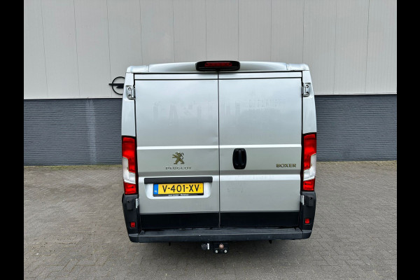 Peugeot Boxer 333 2.0 BlueHDI 111pk3Persoons Airco Camera Trekhaak Schuifdeur-R. Betonplex Lat-Om-Lat Premium CruiseControl ESP Elektr.Spiegel L1H1 vaste wand Stuurbediening-Audio 2.000 kg trekvermogen 300Nm/1750rpm Blue HDI EURO 6 slechts 158g/km Co2