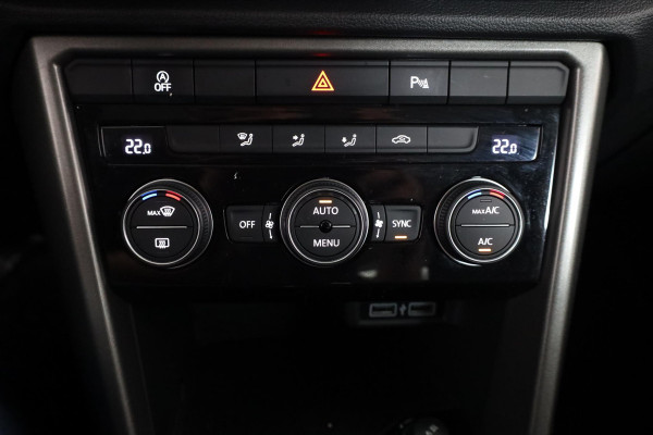 Volkswagen T-Roc 1.5 TSI Style 150 pk Automaat (DSG) | Navigatie | Trekhaak | Parkeersensoren | Adaptieve cruise control |