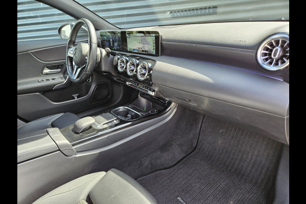 Mercedes-Benz A-Klasse 250 e Advantage Plug In Hybrid 218pk Dealer O.H PHEV | Widescreen Navi | Sfeerverlichting | Camera | 18"L.M | Apple Carplay | Sportstoelen Verwarmd |