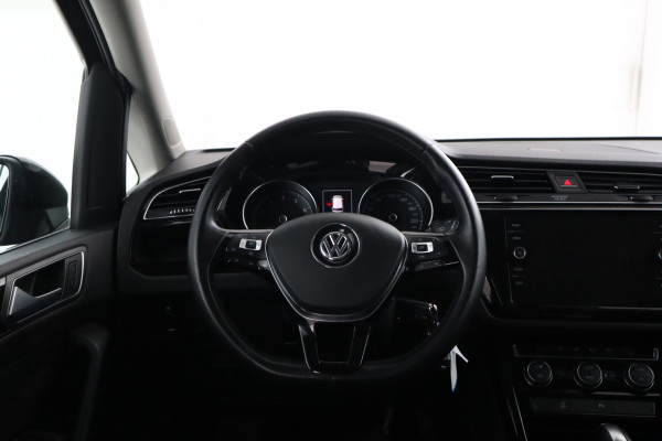 Volkswagen Touran 1.5 TSI Highline Automaat, Navigatie, Apple carplay, Climate,
