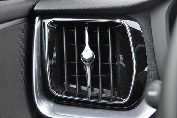 Volvo V60 B4 211PK Automaat Core / Adaptieve Cruise Control / Bluetooth / Apple Carplay / Achteruitrijcamera/ DAB / Keyless / Parkeersensoren Achter / BLIS /